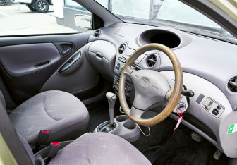 Подержанный автомобиль Toyota Platz 2000 года (14 фото)
