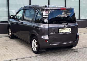 Подержанный автомобиль Toyota Sienta 2010 года (3 фото)