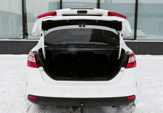 Подержанный автомобиль Ford Focus Sedan 2011 года (20 фото)