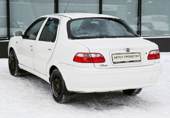 Подержанный автомобиль Fiat Albea 2011 года (3 фото)