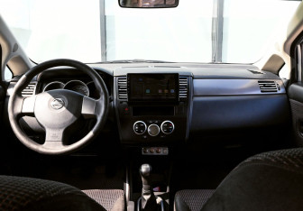 Подержанный автомобиль Nissan Tiida Hatchback 2012 года (16 фото)