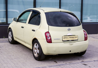 Подержанный автомобиль Nissan March Hatchback 2004 года (4 фото)