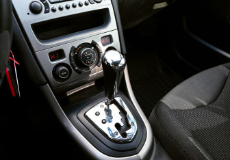 Подержанный автомобиль Peugeot 308 Hatchback 2010 года (14 фото)