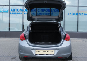 Подержанный автомобиль Opel Astra Hatchback 2011 года (19 фото)