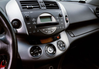 Подержанный автомобиль Toyota RAV4 2007 года (11 фото)