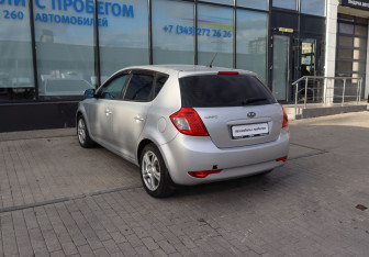 Подержанный автомобиль Kia Ceed Hatchback 2010 года (3 фото)