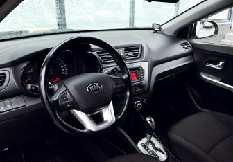 Подержанный автомобиль Kia Rio Hatchback 2014 года (15 фото)