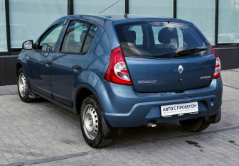 Подержанный автомобиль Renault Sandero 2012 года (3 фото)