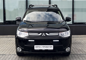 Подержанный автомобиль Mitsubishi Outlander 2013 года (8 фото)