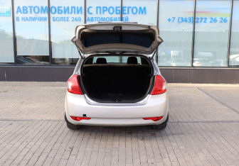 Подержанный автомобиль Kia Ceed Hatchback 2010 года (17 фото)