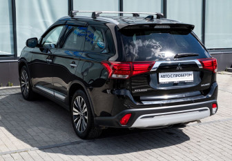 Подержанный автомобиль Mitsubishi Outlander 2018 года (3 фото)