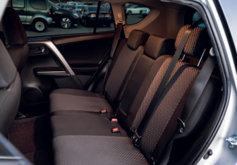 Подержанный автомобиль Toyota RAV4 2018 года (17 фото)