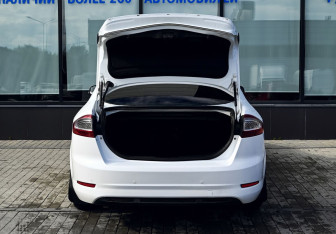 Подержанный автомобиль Ford Mondeo Liftback 2011 года (23 фото)