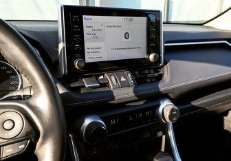 Подержанный автомобиль Toyota RAV4 2021 года (10 фото)