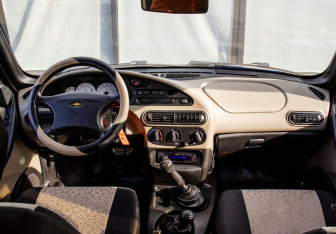 Подержанный автомобиль Chevrolet Niva 2006 года (16 фото)