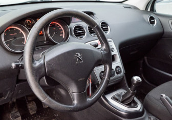 Подержанный автомобиль Peugeot 408 2014 года (10 фото)