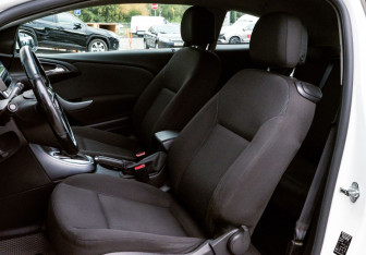 Подержанный автомобиль Opel Astra Sedan 2014 года (16 фото)