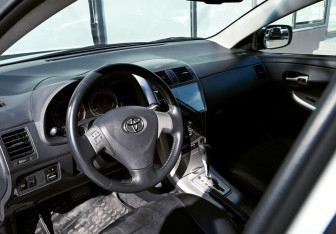 Подержанный автомобиль Toyota Corolla Sedan 2007 года (14 фото)