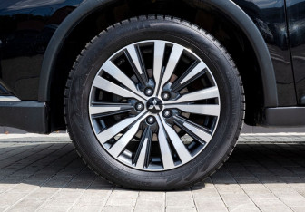 Подержанный автомобиль Mitsubishi Outlander 2018 года (23 фото)
