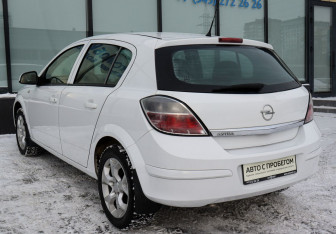 Подержанный автомобиль Opel Astra Hatchback 2012 года (3 фото)