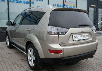 Подержанный автомобиль Mitsubishi Outlander 2008 года (3 фото)