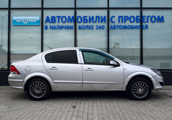 Подержанный автомобиль Opel Astra Sedan 2008 года (6 фото)