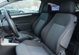 Подержанный автомобиль Opel Astra Hatchback 2007 года (15 фото)