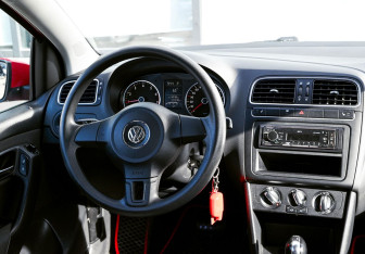 Подержанный автомобиль Volkswagen Polo Hatchback 2011 года (17 фото)