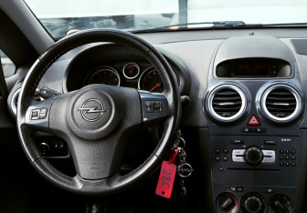 Подержанный автомобиль Opel Corsa 2011 года (18 фото)
