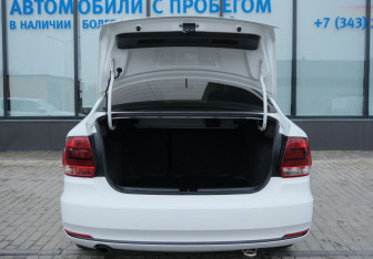 Подержанный автомобиль Volkswagen Polo Sedan 2016 года (18 фото)