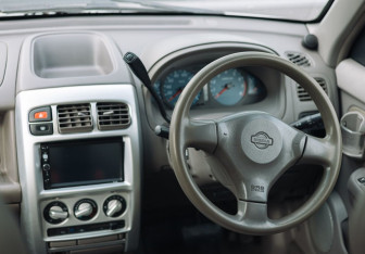 Подержанный автомобиль Nissan Cube 2001 года (10 фото)