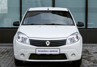 Подержанный автомобиль Renault Sandero 2011 года (8 фото)
