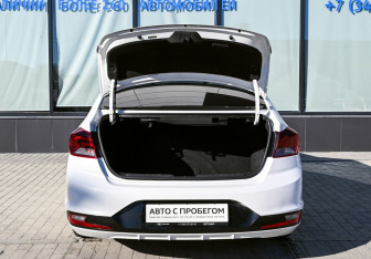 Подержанный автомобиль Hyundai Elantra Sedan 2019 года (18 фото)