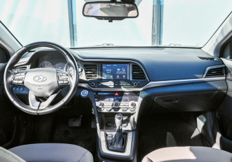 Подержанный автомобиль Hyundai Elantra Sedan 2019 года (16 фото)