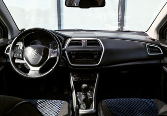 Подержанный автомобиль Suzuki SX4 Hatchback 2014 года (19 фото)