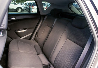 Подержанный автомобиль Opel Astra Hatchback 2011 года (17 фото)