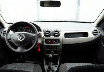 Подержанный автомобиль Renault Sandero 2011 года (15 фото)