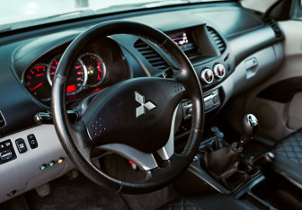 Подержанный автомобиль Mitsubishi L200 2012 года (12 фото)