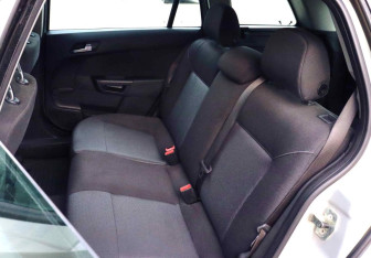 Подержанный автомобиль Opel Astra Wagon 2008 года (17 фото)