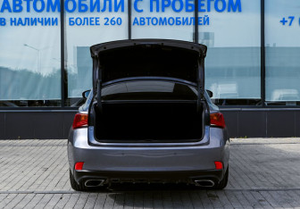 Подержанный автомобиль Lexus IS Sedan 2018 года (22 фото)