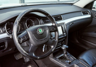 Подержанный автомобиль Skoda Superb Liftback 2011 года (15 фото)