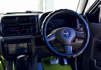Подержанный автомобиль Suzuki Jimny 1998 года (18 фото)