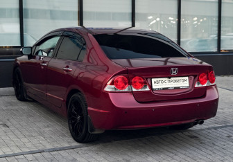 Подержанный автомобиль Honda Civic Sedan 2008 года (3 фото)