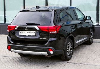 Подержанный автомобиль Mitsubishi Outlander 2018 года (5 фото)