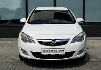 Подержанный автомобиль Opel Astra Hatchback 2011 года (8 фото)