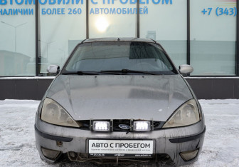 Подержанный автомобиль Ford Focus Sedan 2003 года (8 фото)