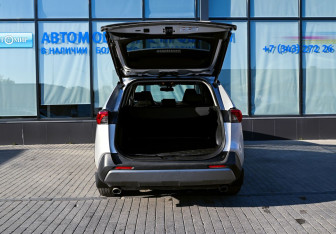 Подержанный автомобиль Toyota RAV4 2021 года (19 фото)