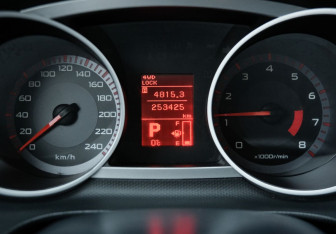 Подержанный автомобиль Mitsubishi Outlander 2008 года (14 фото)