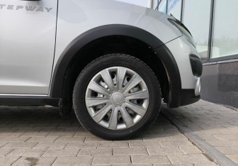 Подержанный автомобиль Renault Sandero 2016 года (20 фото)