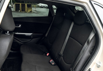 Подержанный автомобиль Kia Rio Hatchback 2014 года (17 фото)